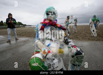 Vancouver, Kanada. Juni 2021. Am 6. Juni 2021 werden am Kitsilano Beach in Vancouver, British Columbia, Kanada, Zahlen mit von der Küste entfernten Kunststoffen angezeigt. Die von der multidisziplinären Künstlerin Caitlin Doherty geschaffenen Figuren, die aus Plastik an kanadischen Küsten entfernt wurden, verkörpern den kollektiven Beitrag der Menschen zur Plastikverschmutzung und bringen das Thema der Küstenverschmutzung in den Vordergrund. Quelle: Liang Sen/Xinhua/Alamy Live News Stockfoto