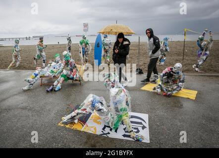 Vancouver, Kanada. Juni 2021. Am 6. Juni 2021 werden Zahlen mit Plastik aus der Küstenlinie am Kitsilano Beach in Vancouver, British Columbia, Kanada, betrachtet. Die von der multidisziplinären Künstlerin Caitlin Doherty geschaffenen Figuren, die aus Plastik an kanadischen Küsten entfernt wurden, verkörpern den kollektiven Beitrag der Menschen zur Plastikverschmutzung und bringen das Thema der Küstenverschmutzung in den Vordergrund. Quelle: Liang Sen/Xinhua/Alamy Live News Stockfoto