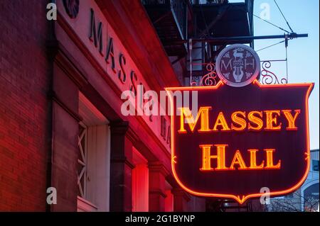 Toronto, Kanada - 5. Mai 2011: Ehrwürdige Konzerthalle Massey Hall in Toronto mit ihrem bekannten Neonschild. Es wurde 1894 fertiggestellt und designat Stockfoto