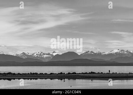 Blick vom Campbell River auf Vancouver Island auf das Festland und die Küstengebirgskette, BC, Kanada Stockfoto