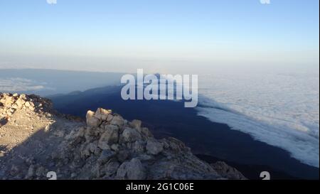 Blick vom Gipfel des Teide am Morgen mit Schatten auf Wolken, Teneriffa, Kanarische Inseln, Spanien Stockfoto