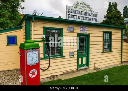Historische Gaspumpe und Speicher im Cardrona Hotel, Cardrona, Central Otago, South Island, Neuseeland Stockfoto