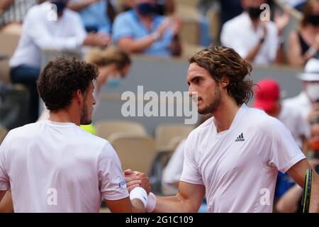 Paris, Frankreich. Juni 2021. Stefanos Tsitsipas (R) aus Griechenland trifft den spanischen Pablo Carreno Busta, nachdem die Männer beim French Open Tennisturnier in Roland Garros in Paris, Frankreich, am 6. Juni 2021 im vierten Durchgang im Einzel gespielt haben. Kredit: Gao Jing/Xinhua/Alamy Live Nachrichten Stockfoto