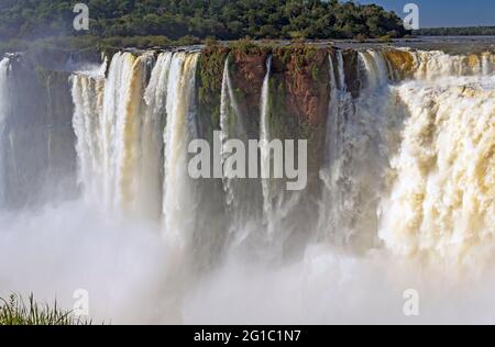 Wasser rauscht über die Red Cliffs bei den Iguazu Falls im Iguazu Falls National Park in Argentinien Stockfoto