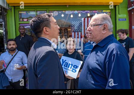 NEW YORK, NY – 06. JUNI: Bürgermeisterkandidat Andrew Yang spricht am 6. Juni 2021 in New York City mit Unterstützern während eines Nachbarschaftskandidat-Canvasing. Bürgermeister Andrew Yang trifft und begrüßt die Wähler in Kew Gardens Hills, Queens Stockfoto