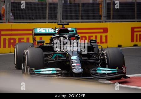 Baku, Aserbaidschan. Juni 2021. Mercedes-Pilot Lewis Hamilton startet beim Großen Preis von Aserbaidschan der Formel 1 2021 auf dem Baku City Circuit in Baku, Aserbaidschan, 6. Juni 2021. Quelle: Tofiq Babayev/Xinhua/Alamy Live News Stockfoto