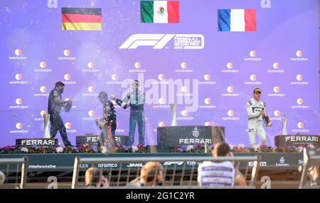 Baku, Aserbaidschan. Juni 2021. Sergio Perez (2. L) von RebBull, Sebastian Vettel (2. R) von Aston Martin und Pierre Gasly (1. R) von AlphaTauri feiern während der Preisverleihung des Großen Preises von Aserbaidschan der Formel 1 2021 auf dem Baku City Circuit in Baku, Aserbaidschan, 6. Juni 2021. Quelle: Tofiq Babayev/Xinhua/Alamy Live News Stockfoto