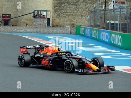 Baku, Aserbaidschan. Juni 2021. Der Red Bull-Fahrer Sergio Perez tritt beim Großen Preis von Aserbaidschan der Formel 1 2021 auf dem Baku City Circuit in Baku, Aserbaidschan, am 6. Juni 2021 an. Quelle: Tofiq Babayev/Xinhua/Alamy Live News Stockfoto
