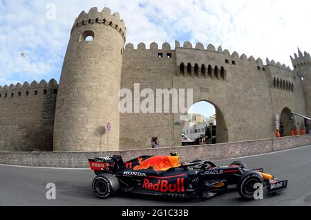 Baku, Aserbaidschan. Juni 2021. Der Red Bull-Fahrer Sergio Perez tritt beim Großen Preis von Aserbaidschan der Formel 1 2021 auf dem Baku City Circuit in Baku, Aserbaidschan, am 6. Juni 2021 an. Quelle: Tofiq Babayev/Xinhua/Alamy Live News Stockfoto