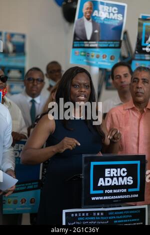 Bronx, USA. Juni 2021. Eric Adams, der Kandidat des New Yorker Bürgermeisters, nimmt das Kampagnenbüro der Bronx in Empfang und erhält Unterstützung von Senator Jamaal Bailey und dem Ratsmitglied Kevin Riley des US-Bundesstaates New York. Bronx, New York USA 6. Juni 2021. (Foto von Steve Sanchez/SipaUSA). Quelle: SIPA USA/Alamy Live News Stockfoto