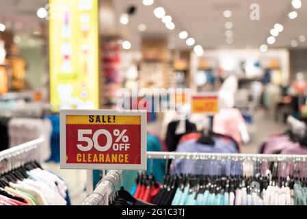 Label zeigt 50 Prozent Rabatt in einem Bekleidungsgeschäft an. Konzept von Shopping, Marketing und Urlaubsverkauf Stockfoto