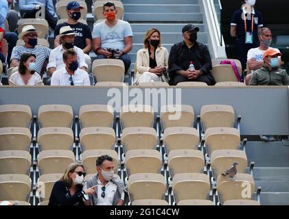 Paris, Frankreich. Juni 2021. Eine Taube wird während des vierten Runde-Spiels der Frauen zwischen Serena Williams aus den Vereinigten Staaten und Elena Rybakina aus Kasachstan beim French Open-Tennisturnier in Roland Garros in Paris, Frankreich, am 6. Juni 2021 gesehen. Kredit: Gao Jing/Xinhua/Alamy Live Nachrichten Stockfoto