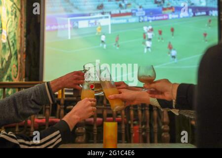 06. Juni 2021, Niedersachsen, Osnabrück: Geimpfte beobachten das U-21-Finale der Fußball-Europameisterschaft zwischen Portugal und Deutschland auf einem Bildschirm in einer Bar. (To dpa 'EM on TV: ARD, ZDF und ein neuer Spieler') Foto: Friso Gentsch/dpa Stockfoto