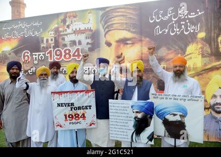 Lahore, Pakistan. Juni 2021. (6/6/2021) die pakistanische Sikh-Gemeinde protestiert am 06. Juni 1984 gegen die getötete Sikh-Gemeinde und protestiert gegen indische Soldaten in Samadhi in Ranjit Singh in Lahore wegen goldener Tempelangelegenheiten. (Foto von Rana Sajid Hussain/Pacific Press/Sipa USA) Quelle: SIPA USA/Alamy Live News Stockfoto