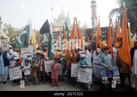 Lahore, Pakistan. Juni 2021. (6/6/2021) die pakistanische Sikh-Gemeinde protestiert am 06. Juni 1984 gegen die getötete Sikh-Gemeinde und protestiert gegen indische Soldaten in Samadhi in Ranjit Singh in Lahore wegen goldener Tempelangelegenheiten. (Foto von Rana Sajid Hussain/Pacific Press/Sipa USA) Quelle: SIPA USA/Alamy Live News Stockfoto