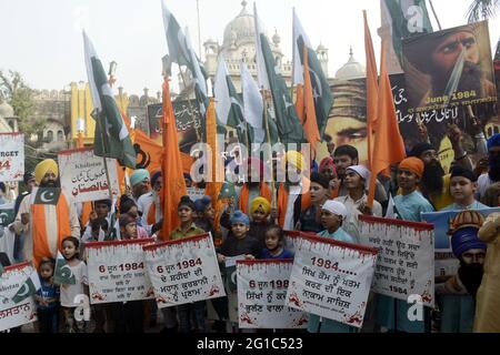 Lahore, Pakistan. Juni 2021. (6/6/2021) die pakistanische Sikh-Gemeinde protestiert am 06. Juni 1984 gegen die getötete Sikh-Gemeinde und protestiert gegen indische Soldaten in Samadhi in Ranjit Singh in Lahore wegen goldener Tempelangelegenheiten. (Foto von Rana Sajid Hussain/Pacific Press/Sipa USA) Quelle: SIPA USA/Alamy Live News Stockfoto