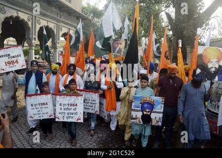 Lahore, Pakistan. Juni 2021. (6/6/2021) die pakistanische Sikh-Gemeinde protestiert am 06. Juni 1984 gegen die getötete Sikh-Gemeinde und protestiert gegen indische Soldaten in Samadhi in Ranjit Singh in Lahore wegen goldener Tempelangelegenheiten. (Foto von Rana Sajid Hussain/Pacific Press/Sipa USA) Quelle: SIPA USA/Alamy Live News Stockfoto