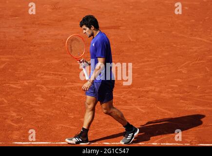 Paris, Frankreich. Juni 2021. Cristian Garin aus Chile reagiert beim vierten Spiel der Herren zwischen dem Russen Daniil Medvedev und dem Chilenen Cristian Garin beim French Open Tennisturnier bei Roland Garros in Paris, Frankreich, am 6. Juni 2021. Kredit: Gao Jing/Xinhua/Alamy Live Nachrichten Stockfoto