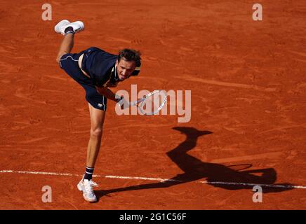 Paris, Frankreich. Juni 2021. Daniil Medvedev aus Russland ist im vierten Lauf der Männer zwischen Daniil Medvedev aus Russland und Cristian Garin aus Chile beim French Open Tennisturnier in Roland Garros in Paris, Frankreich, am 6. Juni 2021 vertreten. Kredit: Gao Jing/Xinhua/Alamy Live Nachrichten Stockfoto