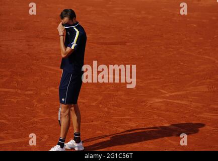 Paris, Frankreich. Juni 2021. Daniil Medwedew aus Russland reagiert beim vierten Spiel der Männer zwischen Daniil Medwedew aus Russland und Cristian Garin aus Chile beim French Open-Tennisturnier bei Roland Garros in Paris, Frankreich, 6. Juni 2021. Kredit: Gao Jing/Xinhua/Alamy Live Nachrichten Stockfoto