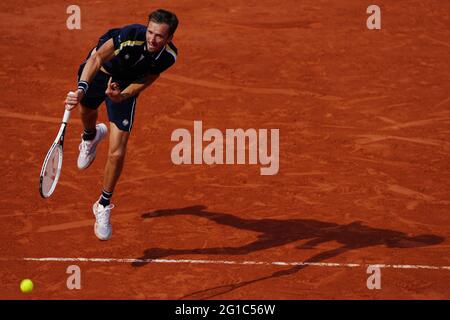 Paris, Frankreich. Juni 2021. Daniil Medvedev aus Russland ist im vierten Lauf der Männer zwischen Daniil Medvedev aus Russland und Cristian Garin aus Chile beim French Open Tennisturnier in Roland Garros in Paris, Frankreich, am 6. Juni 2021 vertreten. Kredit: Gao Jing/Xinhua/Alamy Live Nachrichten Stockfoto