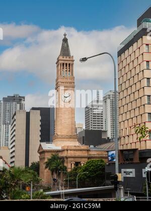 Blick auf den Brisbane Town Hall-Uhrenturm und die umliegenden Gebäude. Brisbane, Queensland, Australien. Stockfoto