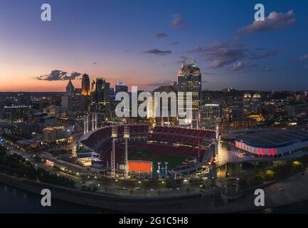 Cincinnati Downtown Luftaufnahme bei Abenddämmerung, Ohio, USA Skyline Stockfoto