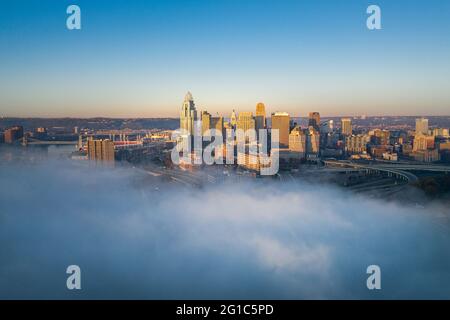 Nebel in der Innenstadt von Cincinnati, Ohio, USA Skyline Stockfoto