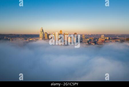 Nebel in der Innenstadt von Cincinnati, Ohio, USA Skyline Stockfoto