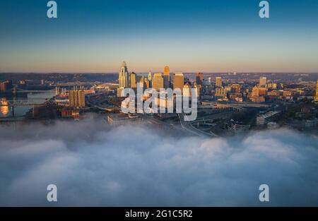 Nebel in der Innenstadt von Cincinnati, Ohio, USA Skyline Stockfoto