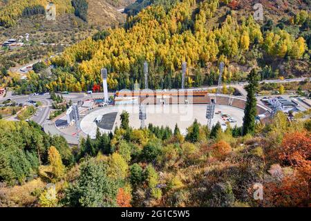 Almaty, Kasachstan - 29. September 2020: Medeo-Tal mit gleichnamigem Eislaufplatz in der Herbstsaison Stockfoto