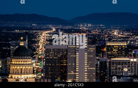 Salt Lake City, Utah, Nachtpanorama mit Blick auf das Capital Building vom Ensign Peak Stockfoto