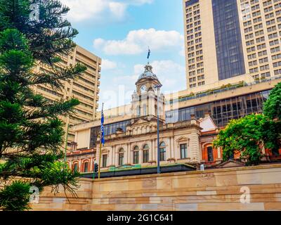 Hauptbahnhof, Brisbane, Australien. Fassade und Hotelgebäude dahinter. Brisbane, Queensland, Australien. Stockfoto