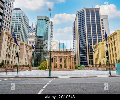 Brisbane Moderne Stadtgebäude hinter dem Anzac-Denkmal im zentralen Geschäftsviertel. Stockfoto