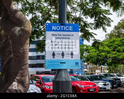 Ein Schild auf einem öffentlichen Parkplatz über Coronavirus-Prävention und Sicherheitsempfehlungen zur sozialen Distanzierung. Brisbane, Queensland, Australien. Stockfoto