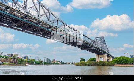 Story Bridge im zentralen Geschäftsviertel von Brisbane in Australien, Blick unter die Struktur, blauer Himmel, sonniger Tag. Stockfoto
