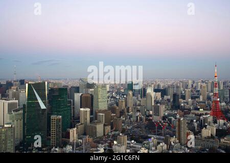 Blick auf die Skyline von Tokio und den Tokyo Tower, vom Tokyo City View Sky Deck des Mori Towers am Abend nach Sonnenuntergang, Roppongi Hills, Tokio, Japan Stockfoto