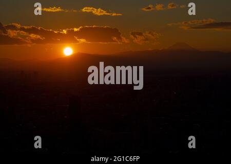 Sonnenuntergang über Tokio mit Blick auf den Berg Fuji vom Roppongi Hills Mori Tower Tokyo City View und Sky Deck, Roppongi, Tokio, Japan Stockfoto