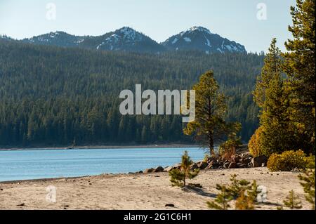 SIMAX Beach, am Crescent Lake in Klamath County, Oregon. Lakeview Mountain in der Ferne. Stockfoto