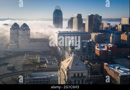 Nebel in der Innenstadt von Cincinnati, Ohio, USA Skyline Stockfoto