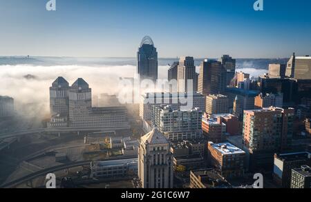 Nebel in der Innenstadt von Cincinnati, Ohio, USA Skyline Stockfoto