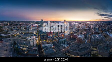 Cincinnati Downtown Luftaufnahme bei Abenddämmerung, Ohio, USA Skyline Stockfoto