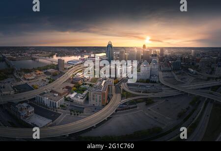 Cincinnati Downtown Luftaufnahme bei Abenddämmerung, Ohio, USA Skyline Stockfoto