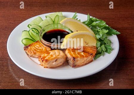 Lachs-Shish-Kebab mit Zitrone und Gurke Stockfoto