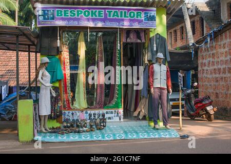 Mannequins vor dem Schneidergeschäft in High Street, Agonda, Goa, Indien Stockfoto