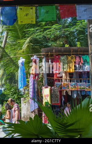 Shop in High Street Verkauf von bunten Kleidern, T-Shirts, Westen, Taschen und Kunsthandwerk, Agonda, Goa, Indien Stockfoto