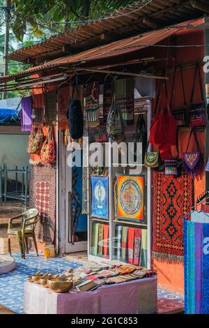 Shop auf der Main Street Verkauf von Stickereien, Textilien, Stoffe, Taschen und Kunsthandwerk, Agonda, Goa, Indien Stockfoto