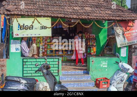 Indische Frau, die ethnische Salwar Kameez trägt und im örtlichen Sonia General Store, Agonda, Goa, Indien, nach Annehmlichkeiten einkauft Stockfoto