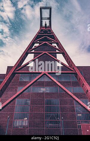 Zeche Zollverein Schacht 12. Blick in einer wunderschönen Abendatmosphäre. Der Eiffelturm des Ruhrgebiets. Industriekultur und Industriekomplex UNESCO. Stockfoto