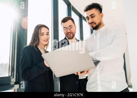 Gruppe von jungen Geschäftsleuten im Büro diskutieren über den Gewinn des Unternehmens Stockfoto